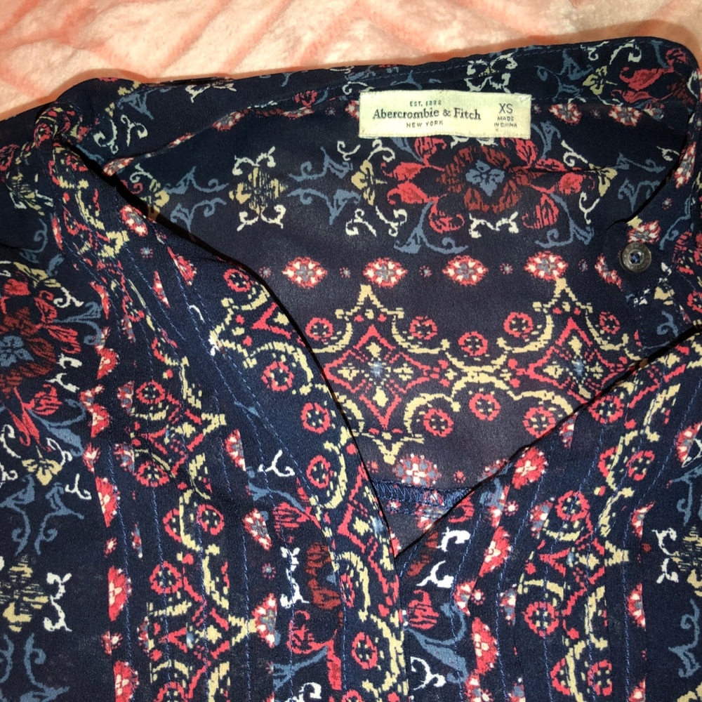 blouse - Picture 2 of 3